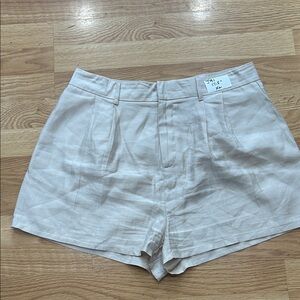 J91.    Women’s Cream Shorts